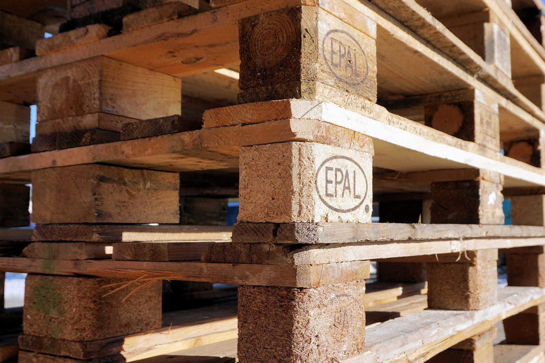 Close inspection of a used pallet's blocks and boards