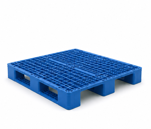 Moulded plastic pallet with a smooth, moisture-resistant deck